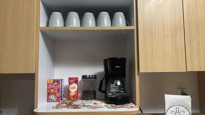Utensilios para hacer té y café en Habitación Esmeralda