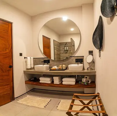 Una televisión o centro de entretenimiento en Lovely apartment with a private plunge pool