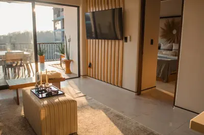 Una televisión o centro de entretenimiento en Lovely apartment with a private plunge pool