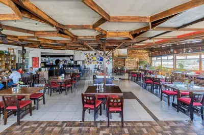 Un restaurante o sitio para comer en First Inn Hotel & Business