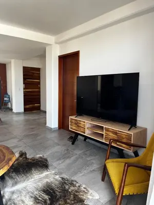 Una televisión o centro de entretenimiento en El Cielo, a centrally located apartment with a beautiful view