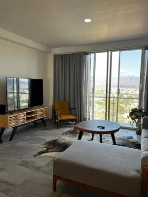 Una televisión o centro de entretenimiento en El Cielo, a centrally located apartment with a beautiful view