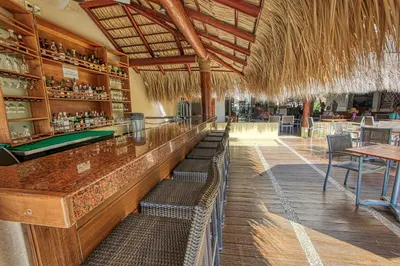 Un restaurante o sitio para comer en Holiday Inn Huatulco by IHG