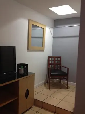 Una televisión o centro de entretenimiento en Hotel Galeria & Boutique