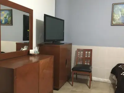Una televisión o centro de entretenimiento en Hotel Galeria & Boutique