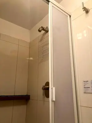 Un baño de Mini suite in excellent location!