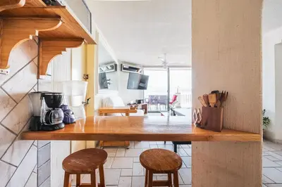 Una cocina o zona de cocina en Apartment in a lakefront hotel