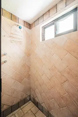 Un baño de Apartment in a lakefront hotel