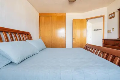 Cama o camas de una habitación en Apartment in a lakefront hotel