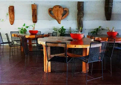 Un restaurante o sitio para comer en Tribu Tipis & Surf