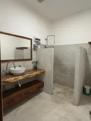 Un baño de Tribu Tipis & Surf