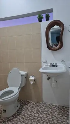Un baño de Refugio del Mar
