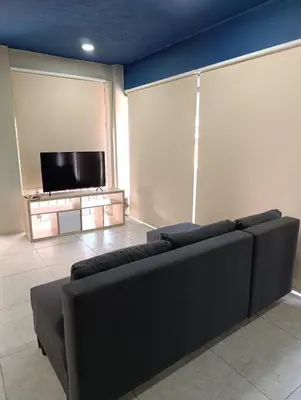 Una televisión o centro de entretenimiento en El Árbol Plaza - Suites Aire