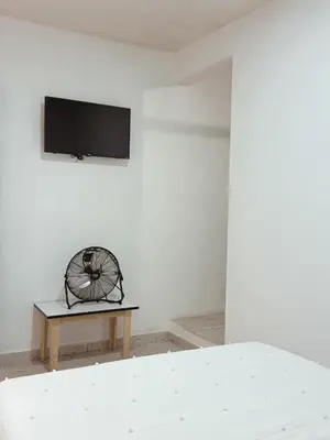 Una televisión o centro de entretenimiento en Casa Monarca
