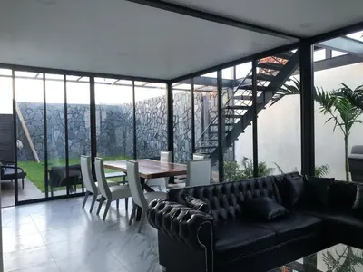 Zona de estar de Hermosa casa vista al lago