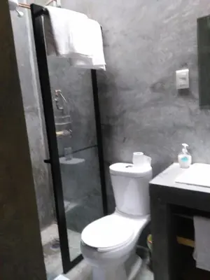 Un baño de Bungalow al pie de la montaña