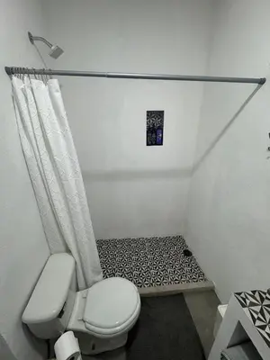 Un baño de Casa Dandy- 2 habitaciones disponibles