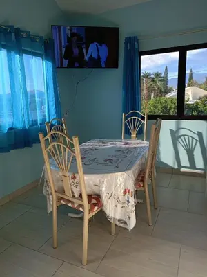 Una televisión o centro de entretenimiento en Family Residential