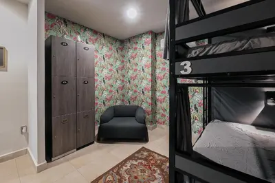 Cama o camas de una habitación en Bed in mixed room Hippie Nice