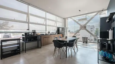 Una cocina o zona de cocina en Bed in mixed room Hippie Nice