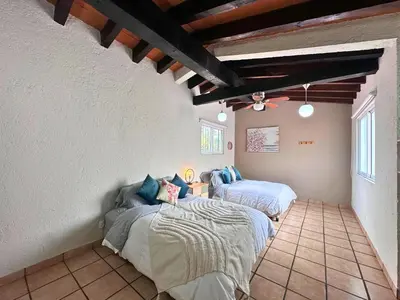 Cama o camas de una habitación en Casa Haru Alberca climatizada Jardín, asador y tombling, Capacidad 14 personas, 5 recámaras 5 baños 8 camas Estacionamiento para 4 autos Salida 5 pm