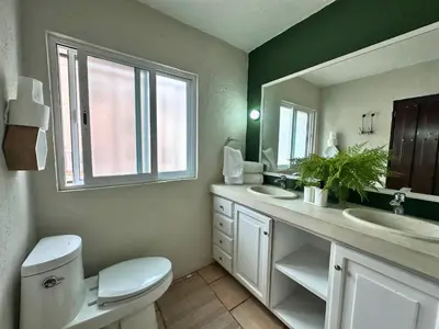Un baño de Casa Haru Alberca climatizada Jardín, asador y tombling, Capacidad 14 personas, 5 recámaras 5 baños 8 camas Estacionamiento para 4 autos Salida 5 pm