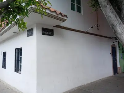 Edificio en el que se encuentra el hostal o pensión