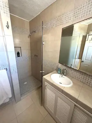 Un baño de Luxurios house, pool and beach YOUR OASIS