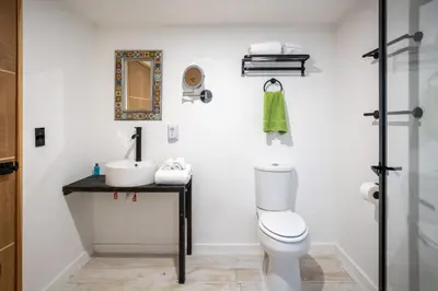 Un baño de Esssential PXM Arkitainer Residential Lofts