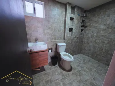 Un baño de Serendipia espacio campestre