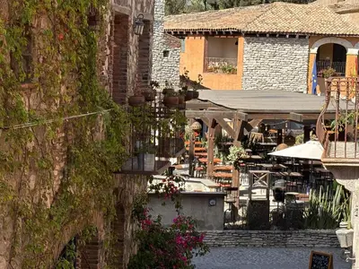 Un restaurante o sitio para comer en Castello di Carlo - Departamento Carlo Magno II