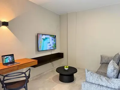 Una televisión o centro de entretenimiento en Rooms Sector M