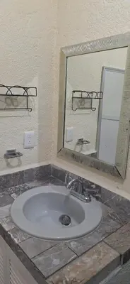 Un baño de Departamento con alberca en costa azul, acapulco