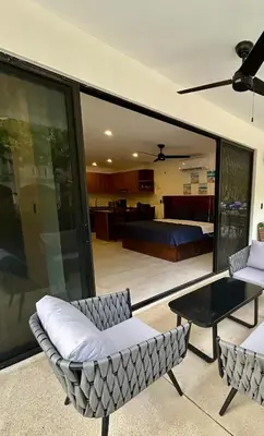 Zona de estar de Stay just steps away from the beach!
