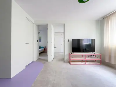 Una televisión o centro de entretenimiento en Great apartment for long stays