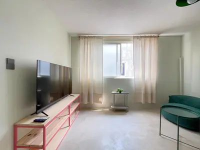 Una televisión o centro de entretenimiento en Great apartment for long stays