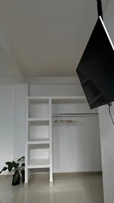 Una televisión o centro de entretenimiento en Habitación en departamento de lujo