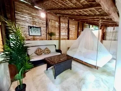 Zona de estar de El nido en la playa con alberca y acceso directo a la bahia de Casa Pauline