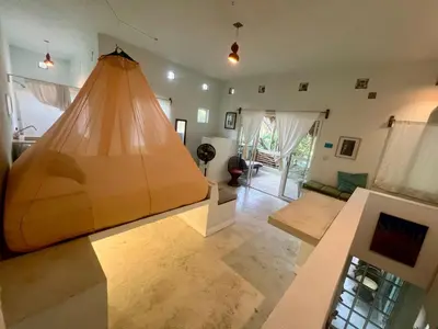Una televisión o centro de entretenimiento en Casa con alberca y acceso directo a la playa
