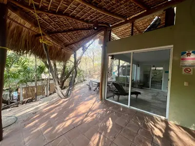 Un balcón o terraza de Casa con alberca y acceso directo a la playa