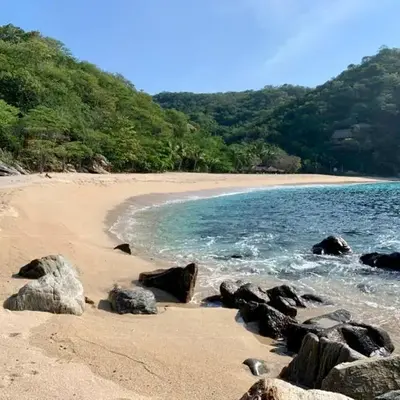 La casa de los árboles frente a la playa con alberca