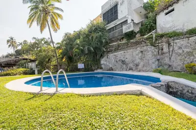 Piscina en o cerca de Comoda Habitacion en Hotel con Vista al Lago, Tequesquitengo