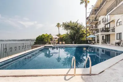 Piscina en o cerca de Comoda Habitacion en Hotel con Vista al Lago, Tequesquitengo