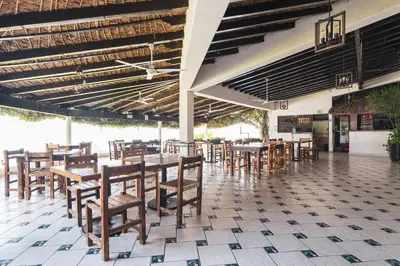 Un restaurante o sitio para comer en Comoda Habitacion en Hotel con Vista al Lago, Tequesquitengo