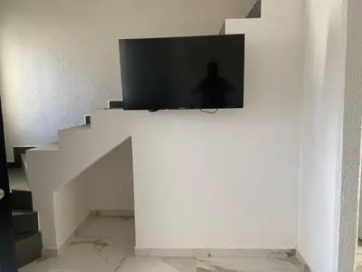 Una televisión o centro de entretenimiento en Casa entera gran ubicación, aeropuerto ver