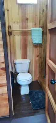 Un baño de Cabaña pinos mágicos