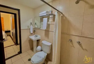 Un baño de Angeles Suites & Hotel