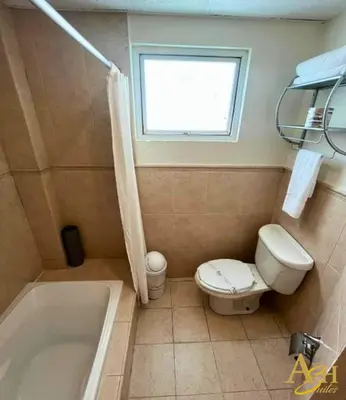 Un baño de Angeles Suites & Hotel