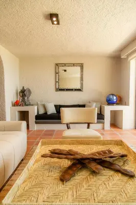 Zona de estar de Casa Angelines en Las Brisas Acapulco, con alberca y club de playa