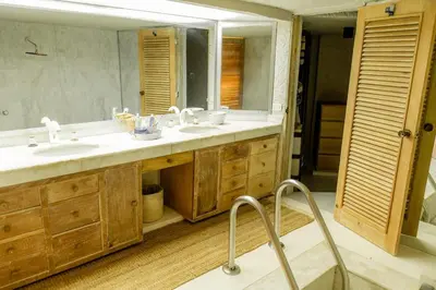Un baño de Casa Angelines en Las Brisas Acapulco, con alberca y club de playa